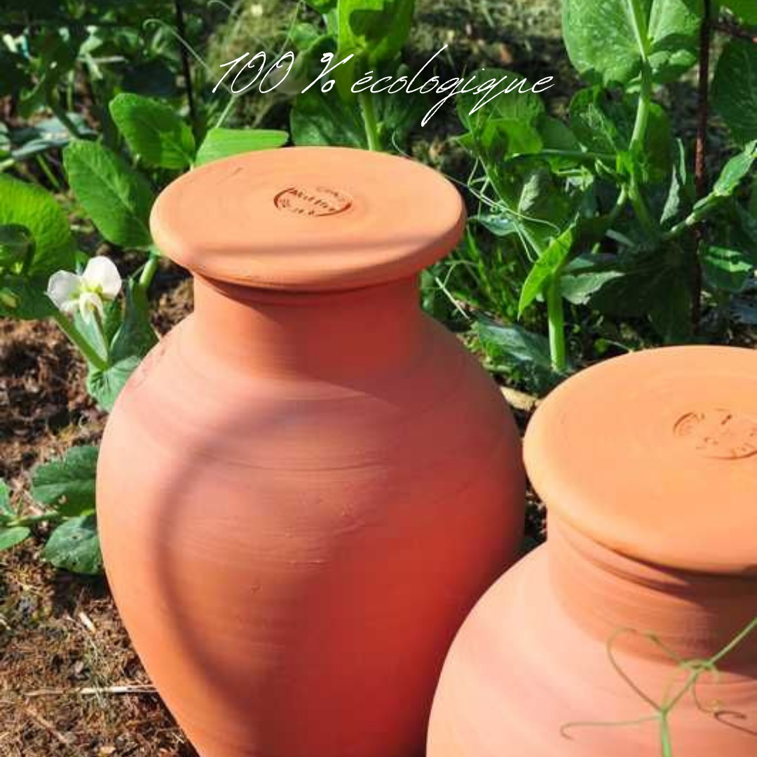 La porosité naturelle de nos ollas permet a l'eau de s'échapper doucement et directement au niveau des racines des plantes.